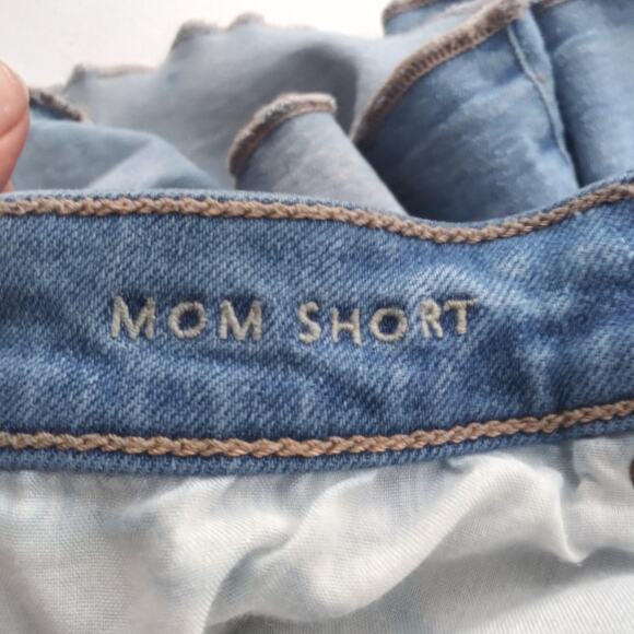 American Eagle Stretch Light Wash Mom Short Size 8 - Picture 6 of 7